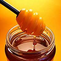 Луговой мёд - богатое летнее разнотравье лугов дает мед, который обладает профилактическим и лечебным эффектом при простудных и вирусных заболеваниях. Используется как успокоительное и общеукрепляющее средство. Очень эффективен в гинекологической практике. Луговой мед выводит из организма шлаки, используется как мочегонное средство, незаменим при лечении гастритов, заболеваний печени.
