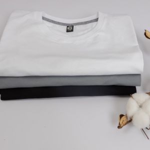 Плотная футболка мужская однотонная в нескольких вариантах расцветки (черная, серая, белая). Модель имеет короткий рукав и круглый вырез. Материал футболки - натуральный хлопок 100%, плотность 160гр/м2.