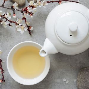 Белый чай - меньше всего подвергается ферментации, примерно на 5-7 %. Название «белый» получил по виду чайной почки, которая густо покрыта белым ворсом.