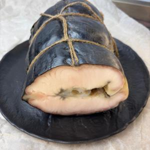 Белуга тушка горячего копчения, разрез. Собственное производство