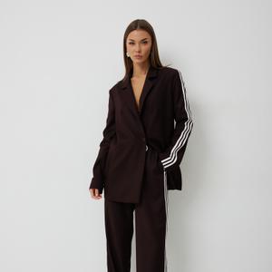 Костюм (можно приобретать отдельными позициями)
Цвета: шоколад, черный
Жакет:  
– свободный силуэт  
– на подкладке  
– рукав одношовный, спущенный (тесьма)  
– по спинке шлица  
– застёжка петли-пуговицы  
– однобортный  
– перед с прорезными карманами с листочками  
– воротник пиджачного типа  

Брюки:  
– прямой силуэт  
– пояс с эластичной тесьмой  
– карманы в боковых швах  
– декоративный шнурок в поясе