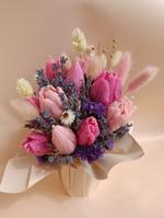 Букет из сухоцветов и свечей тюльпанов на декоративной подставке 0081