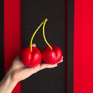 гиперболизированная в размерах вишня ручной лепки