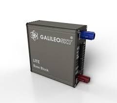 Краткие технические характеристики:
RS 485, CAN Сканер, 1-Wire, внутренняя АКБ, 4
аналогово/дискретно/ частотно/импульсных входа, 2
транзисторных выхода, акселерометр, EcoDrive, Micro-Sim,
возможность установки Sim-чипа, FAKRA, защита от длительного
перенапряжения до 200 В, 80х71х28 мм

Описание:
Base Block Lite – компактный и функциональный GPS/ГЛОНАСС терминал, который подойдет для решения широкого спектра задач в сфере мониторинга транспорта. Прибор позволяет не только отслеживать местонахождение транспорта в режиме реального времени, но и реализовать широкий функционал за счет возможности подключения до 16 дополнительных датчиков и подсоединения к CAN-шине автомобиля.
Данная модель доступна для заказа с индивидуальным набором опций.
Простое решение самых сложных задач мониторинга транспорта
В модификации Lite, как и во всей линейке поколения Base Block, доступна уникальная технология самостоятельного программирования Easy Logic, которая позволяет увеличивать функционал терминала, не прибегая к помощи профессиональных разработчиков. Таким образом, вы можете задавать алгоритмы работы терминала при возникновении того или иного события. Например, настраивать срабатывание зуммера в случае превышения скорости в заданной геозоне, срабатывание фотокамеры при открывании дверей или удаленное включение двигателя автомобиля в холодное время года.
Отслеживание параметров работы автотранспорта
Возможность подключения терминала к CAN-шине позволяет удаленно определить до 60 идентификаторов для получения данных, в том числе уровень топлива и  обороты двигателя , а встроенный акселерометр помогает  фиксировать резкие ускорения, торможения , повороты, удары на кочках и многое другое.
Контроль за соблюдением дисциплины
GPS/ГЛОНАСС терминал Base Block Lite позволяет организовать систему контроля работы водителей автопарка, исключить несанкционированные поездки и сливы топлива. Base Block Lite поддерживает протокол 1-Wire, благодаря которому можно настроить распознавание RFID-меток и ключей iButton для идентификации водителей. Помимо этого, с помощью подключения тахографов через протокол RS485 можно контролировать соблюдение режима труда и отдыха.
Надежность и экономичный расход
GPS/ГЛОНАСС терминалы Galileosky отличаются своей надежностью – Base Block Lite не исключение, срок службы устройства один самых длительных на рынке и составляет не менее 10 лет. Данное поколение устройств позволяет сохранить работоспособность даже после подачи напряжения в течение длительного периода времени до 200 В. Это особо актуально при использовании терминалов на старой или неисправной технике.  Низкий уровень энергопотребления позволяет экономично расходовать энергию аккумулятора. Более того, данная модификация обладает встроенной аккумуляторной батареей, которая позволяет поддерживать автономную работу до 8 часов как при отключении устройства от постоянного источника питания, так и во время стоянок автомобиля.
Комплект поставки терминала
•	Соединительный разъем с контактами (6 шт.);
•	Комплект шнуров (4 провода по 3 метра);
•	Предохранитель и держатель предохранителя;
•	Антенна GPS/ГЛОНАСС, антенна GSM.
Для работы также потребуются USB-кабель, SIM-карта, блок питания 9В-39В (15 Вт), которые в комплект поставки не входят.