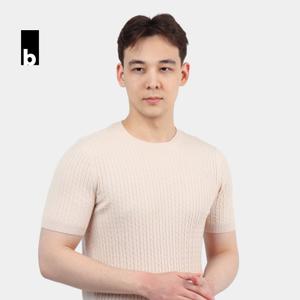 Вязаная футболка бежевого цвета с фактурным узором «косы»