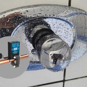 С устройством белые пятна на плитке от накипи и на сантехнике легче удаляются, часто их можно просто стереть тряпкой, без применения агрессивных моющих средств