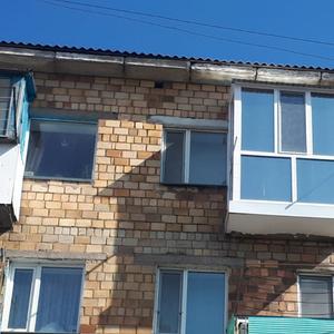 Наша бригада опытных мастеров профессионально и в короткие сроки установит крышу на вашем балконе (лоджии).
Установка крыши необходима на верхних этажах домов, т.к. она защищает ваш балкон от влаги.
 Крыша состоит из профлиста, закрепленного снаружи и установленного под наклоном, а также сэндвич-панели, закрепленной внутри балкона,
что делает внешний вид потолка более эстетичным. Соответственно, вам не нужно будет заказывать дополнительно и переплачивать за обшивку потолка. 

Стоимость данной услуги зависит от размера балкона:
- 3-х метровый балкон - от 46 800 тенге;
- 4,5-х метровый балкон - от 62 100 тенге;
- 6-ти метровый балкон - от 82 300 тенге.
Цена актуальна на декабрь 2025 года.
Наши цены фиксированные и не меняются после приезда замерщика
Ждем ваших звонков.