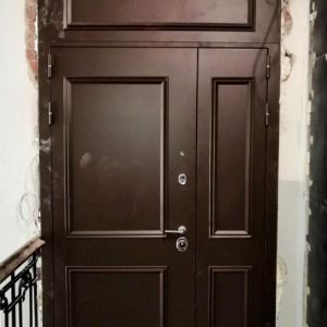 Двустворчатая входная дверь с фрамугой - монтаж в старом фонде. Металлические багеты.