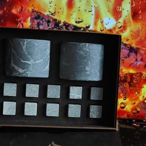 Бокалы из камня стеатит для охлаждения — прочные, стильные бокалы из натурального камня, сохраняющего прохладу напитков без растины воды. Тонко отполированное внутреннее отверстие обеспечивает приятное ощущение на языке, уникальный внешний вид и долгий срок службы. Подходят для виски, коктейлей и премиум-сервиса в ресторанах и дома.