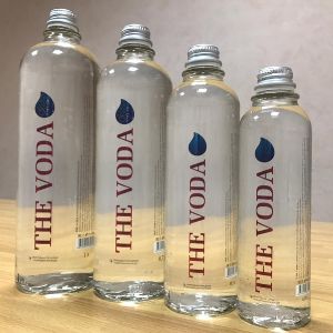 Природная питьевая вода &#34;THE VODA&#34; негазированная и газированная,  
в стеклянных бутылках объёмом  1л,  0,75л,  0,5л,  0,33л