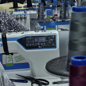 Швейная фабрика Mbia оснащена современным специализированным оборудованием для пошива женской одежды люксового качества. В цеху есть глазковая петельная машина, аппарат для обработки карманов, промышленные парогенераторы