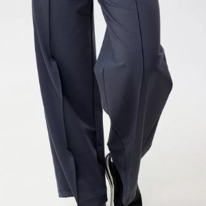 На РОСТ ДО 167 см. Ищете удобные и стильные брюки на каждый день? Вам точно понравятся наши трикотажные брюки палаццо на резинке. Представляем вам элегантные и удобные женские широкие штаны, которые станут отличным дополнением к вашему гардеробу. Эти брюки идеально подходят как для повседневной носки, так и для особых случаев, благодаря своему стильному дизайну и высокому комфорту. Трендовые широкие штаны на резинке выполнены из плотной хлопковой ткани футер 2х-нитка. Это идеальный вариант повседневной одежды, который точно украсит ваш образ. Плотная ткань скрывает недостатки и неровности фигуры. Изготовленные из мягкого и эластичного трикотажа, брюки трубы обеспечивают идеальную посадку и поддержку, подчеркивая женскую фигуру. Резинка на талии не стесняет движений и обеспечивает комфортную посадку, что особенно важно для беременных женщин. Благодаря своему стильному дизайну палаццо, эти брюки выглядят очень элегантно и модно. Они подойдут как для создания повседневного образа в сочетании с футболкой или свитером, так и для вечернего выхода в сочетании с блузой и каблуками. Эти спортивные подойдут как для женщин и девушек в офис и школу, так и для беременных, обеспечивая максимальный комфорт и стильный вид. Не упустите возможность приобрести эти универсальные и элегантные брюки для вашего гардероба!