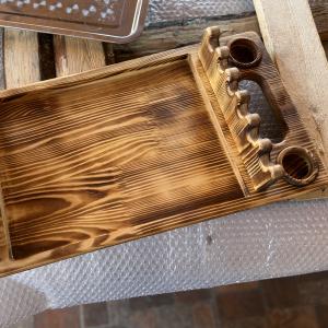 Прямоугольный поднос для подачи шашлыка от бренда DREVOZA — это идеальное решение для сервировки ваших любимых мясных и овощных блюд на пикнике или барбекю. 
* Изготовленн из натурального массива сосны
* Сохраняет тепло приготовленного мяса 
* Не впитывает запахи

В подарок к подносу идут четыре деревянные соусницы на подставке и поднос из нержавеющей стали, что добавляет дополнительный комфорт при подаче. 
Сервировочная доска имеет ручки, что делает перенос блюда на подносе удобным, а специальные пазы, предотвращают скольжение шашлыков и сохраняют их привлекательный внешний вид. 
Подарите мужчине набор для барбекю из дерева и создайте атмосферу уюта и наслаждения с этим практичным и стильным аксессуаром!