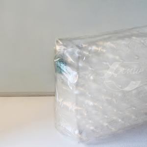 Пакеты с фальцами для ПЭТ-бутылок ― это усиленные полиэтиленовые мешки с боковыми складками, которые увеличивают полезный объём и позволяют плотно формировать блоки пластиковых бутылок. Такая упаковка обеспечивает удобство транспортировки, аккуратный вид и защиту продукции от загрязнений.

ООО «Хамир» выпускает прозрачные и окрашенные пакеты с фальцами из ПВД. Толщина ― 40–120 мкм, размеры ― стандартные и индивидуальные. Производим партии от нескольких тысяч штук, поставляем мелким и крупным оптом по всей России и СНГ.