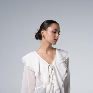 Блуза «Ваниль»

Нежная блуза из лёгкого шифона с романтичными воланами.
Завязка на груди придаёт образу лёгкость, а рукава с оборками создают утончённый силуэт.

Ткань: крэп-шифон
Цвет: айвори 
Размеры: 42-48

📦 Доступна к заказу

📞 Контакты для заказа:
+
+