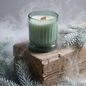 Ароматическая свеча 355 мл с ароматом "Ельник студеный" 
 
Окунитесь в тишину зимнего леса, где пахнет свежей хвоей и морозным воздухом. Свеча «Ельник студеный» наполняет дом густым, чистым ароматом ели — словно вы только что вернулись с прогулки по заснеженной тайге.
Тёплое пламя мягко мерцает, создавая атмосферу уюта русской избы: треск дров, самовар на столе, узорные платки и неспешные разговоры по душам. Аромат ели бодрит, освежает мысли и приносит ощущение спокойствия и силы природы.