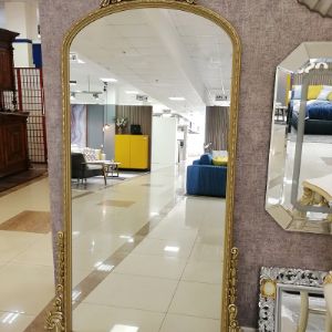Напольное зеркало в багете в форме арки