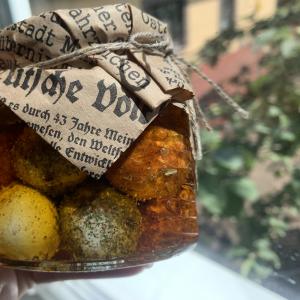 Мягкий сыр ШАНКЛИШ изготовлен из настоящего цельного молока вручную. Каждый шарик обкатан в специях, масло прекрасно подходит как заправка в салат, и сам сыр отличный компонент к салатам из свежих овощей