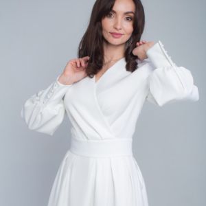 Платье  на запах  , вытягивает силуэт,подчеркивает фигуру за счет вточного пояса .
Базовый цвет белый .
Цвета меняются по сезону .