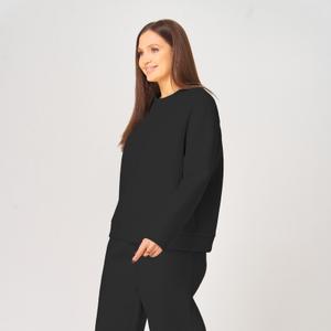 Костюм (можно приобретать отдельными позициями)
Цвета: черный, шоколад, бежевый
Свитшот (футер трёхнитка на флисе):  
– свободный силуэт  
– круглая горловина  
– рукав втачной, одношовный  
– низ изделия и рукава — на манжете  

Брюки (футер трёхнитка на флисе):  
– свободный силуэт  
– пояс с эластичной тесьмой  
– низ брюк — на эластичной тесьме