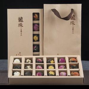 Ассорти китайского натурального зеленого чая Шен Пуэр в виде жемчужин в красивой подарочной упаковке с шестью видами разных цветов: • Жасмин • Пион • Роза • Белая хризантема • Желтая хризантема • Лилия Каждый вид жемчужины имеет свой особенный цветочный вкус и аромат. Послевкусие долгое, яркое, сладковатое. Шен Пуэр обладает множеством полезных свойств: • нормализует обмен веществ • расщепляет жиры • выводит вредные вещества, токсины и шлаки из организма. • способствует снижению массы тела • хорошо бодрит и поднимает настроение Вкусный и ароматный китайский чай со сладким, приятным цветочным вкусом. Способ приготовления: Для заваривания чая используется чайник. На каждую жемчужинку потребуется 300-400 мл горячей воды температурой 80-90С. Завариваем 1-3 минуты ПРИЯТНОГО ЧАЕПИТИЯ!