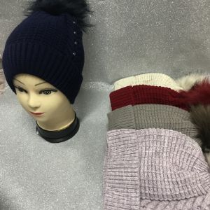 Шапка молодежная  с утеплителем и с меховым помпоном