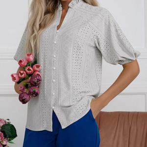 Блузка однотонная с короткими рукавами от бренда Open-Style. Модель прямого кроя, выполнена из приятного к телу материала. Горловина оформлена V-образным вырезом и дополнена рюшей. Рукава-реглан на резинке. По переду застёжка на пуговицы. Идеальный вариант для создания женственного образа.