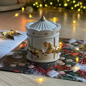 Контейнерная свеча - Карусель, залита в гипсовый контейнер , аромат  - табак и ваниль, цена  - 2900 руб.