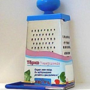 &#34;Кварц&#34; Тёрка универсальная Км01.001.08. &#34;Кварц&#34; Тёрка универсальная с пластмассовой круглой ручкой и пластмассовой крышкой-дозатором в сервисной упаковке       СЫРНОЕ НАПОЛНЕНИЕ