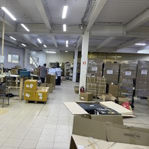 Работает 17 сотрудников, все опытные и ответственные, обрабатываем быстро и качественно. Работу склада контролирует Руководитель слада.