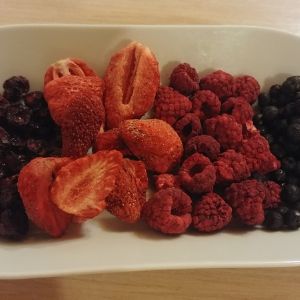 Лиофилизированные ягоды
Свежие ягоды подвергают шоковой заморозке, а затем помещают в специальные вакуумные установки, в которых влага преобразуется в водяной пар. В свежих ягодах содержится до 95% влаги, а благодаря лиофилизации из ягод испаряется вся влага и на выходе остаются только лишь концентрированные ягоды. Эта технология позволяет сохранить форму, а главное, все витамины, которые содержатся в свежих ягодах. Срок хранения два года без потери полезных свойств. Фасовка в заводские трехслойные фольгированные пакеты.