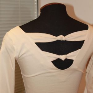 Блуза трикотажная с перемычками на спине (вид сзади). цвет серо-бежевый с блеском. размерный ряд от 44 до 56 российский, собственное производство ателье