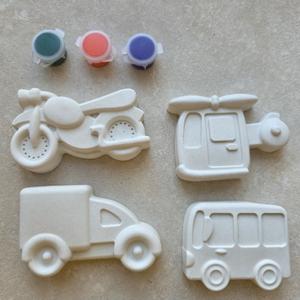 В набор входит 4 фигурки 3 краски и кисточка. Упаковывается в прозрачный пакет