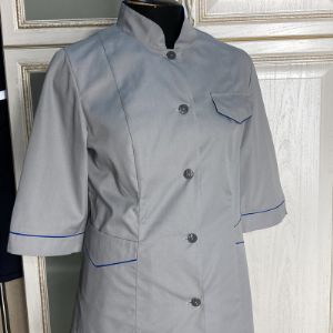 Модель 265/101 – 54,20 BYN
Костюм женский, состоящий из куртки и брюк. Куртка полуприлегающего силуэта, с воротником «стойкой».