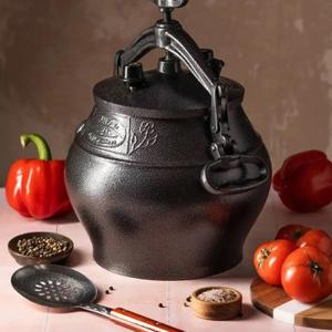 Казан– замечательный инструмент для кулинаров, который раскроет новые горизонты ваших гастрономических приключений, начиная от узбекской кухни и заканчивая русскими блюдами. Он подходит как для домашнего использования, так и для уличной кулинарии, что делает его идеальным выбором для походов и пикников с мангалом. Этот удобный туристический казанок станет вашим незаменимым помощником на кухне, позволяя легко готовить вкусные блюда, такие как плов.Казан изготовлен из прочного и долговечного алюминиевого сплава, который ничем не уступает чугунному аналогу. Литой корпус с плоским дном обеспечивает отличное распределение тепла благодаря индукции. Он совместим с индукционными и газовыми плитами, а также с электрическими устройствами. В комплекте с казаном идет крышка, сохраняющая тепло и аромат блюд, а удобная ручка облегчает транспортировку и безопасное обращение с посудой. Этот казан прост в уходе и легок в использовании, а разнообразие вариантов удовлетворит потребности любого. Насладитесь процессом приготовления пищи на свежем воздухе или готовя ваши любимые блюда дома. Подарите себе радость готовки с этим практичным и многофункциональным походным инвентарем!