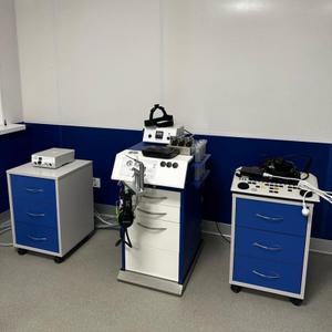 наши реализованные проекты: Мебель из металла в полимере – это идеальное сочетание прочности и красоты. Надежный металлический каркас, будь то сталь или алюминий, покрывается специальным полимерным составом. Это не только придает мебели стильный цвет, но и надежно защищает ее от коррозии, царапин и влаги. Такая мебель прекрасно подходит для улицы, сада, а также для медицинских учреждений и офисов, где важна долговечность и эстетика.
ООО Панинокс, собственное производство медицинскй и офисной мебели.