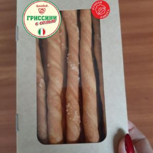 Гриссини с солью .Упаковка  Нетто 100 гр .Состав : мука пшеничная первого сорта, масло оливковое экстра вирджин, соль морская пищевая, сахар, дрожжи.