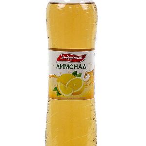 Лимонады в ассортименте объёмом 1,5 литра.