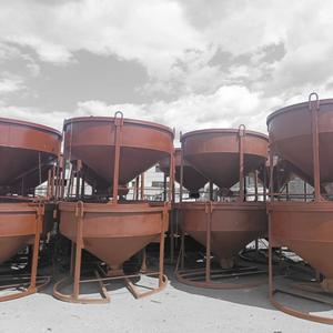 Бункер неповоротный / Бадья для бетона используются для подъема и транспортировки свежей смеси бетона. Разный объем бункеров позволит совершать любые работы связанные со смесями и транспортировкой.