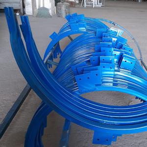 Кронштейн  К500П 
Кронштейн К500П (с пластиной) предназначен для монтажа заграждений на 3D-заборы.
 Кронштейн устанавливается на столб 3D-забора, прижимая пластиковую крышку,  и   закрепляется при помощи двух саморезов.