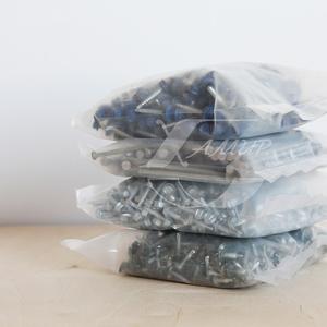 Фасовочные пакеты с прямоугольным дном — это универсальная промышленная упаковка для хранения и транспортировки самых разных товаров: от строительных и промышленных материалов до продуктов питания. ООО «Хамир» — крупнейший завод-изготовитель в Красноярске с более чем 25-летним опытом.