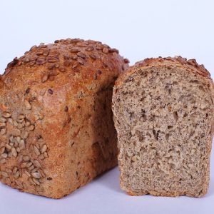 Хлеб крупнозерновой формовой 300г 
Изготовлен из пшеничной и ржаной муки с добавлением целых зерен подсолнечника, льна, овсяных хлопьев и кунжута, которые придают особый аромат вкусу хлеба
