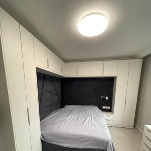 стеновая панель ,шкафы,кровать.