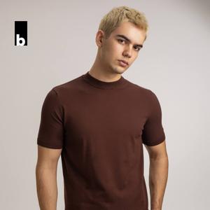 Вязаное поло коричневого цвета с устойчивой формой и фактурной вертикальной вязкой