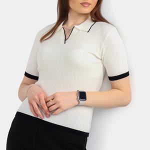 Вязаное поло молочного цвета с черной окантовкой воротника и рукавов