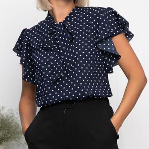 Блуза синяя в горох от компании LT Collection. Модель свободного силуэта, выполнена из блузочного крепа. Воротник-стойка с бантом. Втачные короткие рукава-крылышки. Низ асимметричный, фигурный. Без застёжки и подклада. Настолько удобная модель, которая сочетается с любим низом: классические варианты брюк или джинсы, юбка мини или шорты классической длины. Рекомендуется ручная стирка до 30 градусов. Допуск отклонения длины при массовом производстве 1-3 см является нормой.