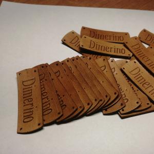 Лейбы выполнены из кожи растительного дубления. Надпись прорезана вручную. Все срезы скруглены, отшлифованы и окрашены. Лейбы обработаны финишным покрытием.
Размеры, форма, цветовая гамма, изображения для лейб делается под заказ, по договорённости.