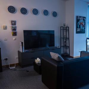 В Химках есть место, где понимают ваш бизнес.
Наш офис в Химках — это больше, чем рабочие места. Это клуб единомышленников. Мы создали пространство, в котором приятно думать, творить и делиться идеями. Хотите лично познакомиться, обсудить проект за чашкой кофе, отвлечься на игру в PS5 или найти вдохновение в нашей библиотеке — двери всегда открыты. Убедитесь, что вашим digital-партнером станут живые и увлеченные люди.