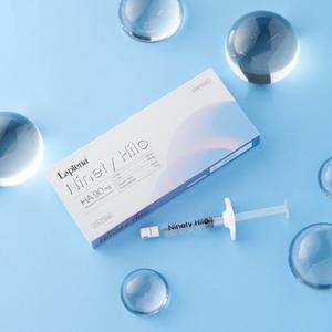 Lapiena Ninety Hilo — это премиальный скинбустер, созданный по технологии ABEP™.
В его состав входят:

90 мг гибридной гиалуроновой кислоты (45 мг H-ГК и 45 мг L-ГК) — глубокое и многоуровневое увлажнение, эластичность и поддержка структуры кожи.

PN (полинуклеотиды) — стимулируют регенерацию и заживление тканей.

Янтарная кислота — активирует фибробласты, улучшая обменные процессы кожи.

Медный трипептид — антиоксидант, усиливающий синтез коллагена и эластина.

👉 По своим свойствам и концепции продукт близок к известному Profhilo, обеспечивая мощное увлажнение, лифтинг и омоложение кожи.