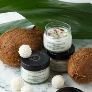 “Баунти”
Сочетание ароматов кокоса и какао - всем известное «райское наслаждение…» Свеча украшена декором из кусочков натурального кокоса и шоколада.